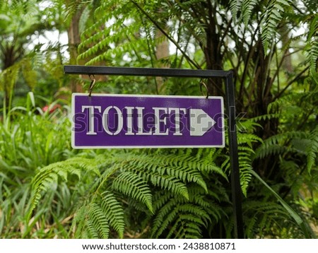 a sign directing you to the toilet