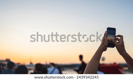 Tourists try to take photos of tourist attractions by holding up their cell phones to take photos.