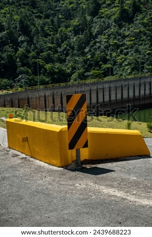 Dam signaling as a danger sign
