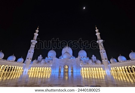 wonderful pictures of the Sheikh Zayid Mosque in Abu Dhabi in the evening
