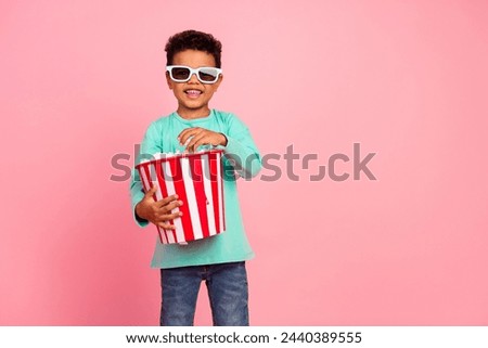 Photo portrait of cute little boy 3d glasses eating popcorn bucket dressed stylish cyan clothes isolated on pink color background