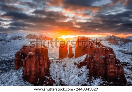 Breathtaking Sunrise Over Snow-Capped Monument Valley: A Vivid Display of Nature’s Beauty Captured in High-Resolution Photography 