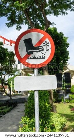 Do not walk on the grass sign. do not step in the flowers and plants sign