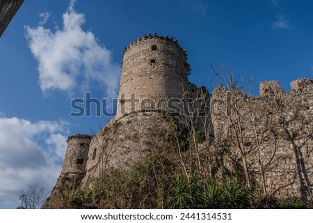 The Avalos castle of Vairano Patenora is a square-shaped building with stone perimeter walls and four cylindrical corner towers. it was built by Ripandulf VI in the 11th century.