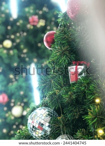 Photo of a beautiful Christmas tree.
