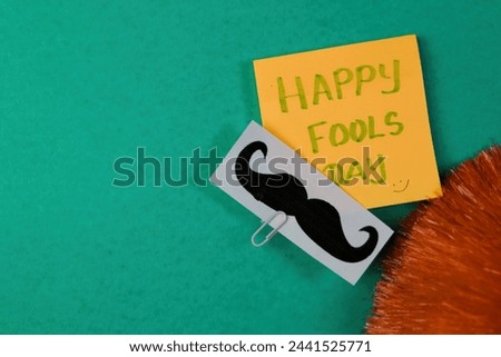 Get ready to giggle with these wacky sticky notes! Featuring goofy expressions and a festive green background