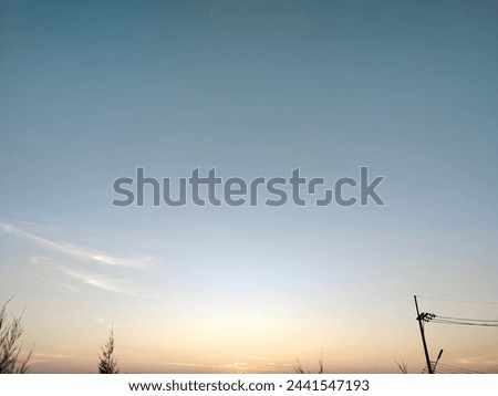 Picture of the setting sun Reflecting the blue sky in orange