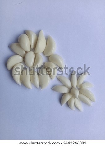 The description highlights the qualities of the stock photo: fresh garlic on a white background, ideal for culinary designs, food blogs, and health-related content. 