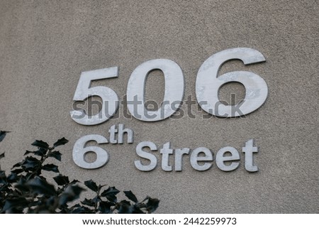 506 6th street symbol sign address on the side of a building.