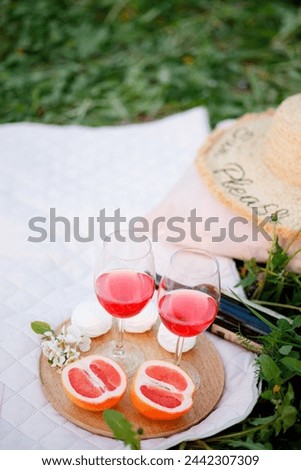 Grapefruit and juice in glasses on a picnic