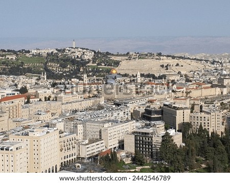 In the picture you see the view of the city of New and Old Jerusalem, the Temple, the Dome of the Rock, the Temple Mount, next to many buildings and a spectacular view