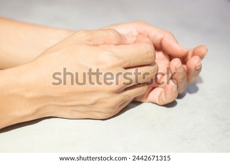 The body muscles in the fingers and hands are numb and weak.