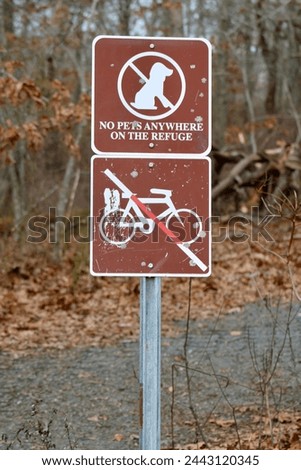 A sign that says "no pets anywhere on the refuge".