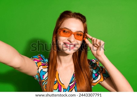 Photo portrait of attractive young woman sunglass selfie photo dressed stylish retro clothes isolated on green color background