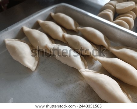 A picture of the curry cake that is in the process of being made from a slightly higher angle before it is fried and will be sold at the Ramadan bazaar sales stall. 