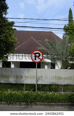 A traffic sign that means parking is prohibited on the side of the road