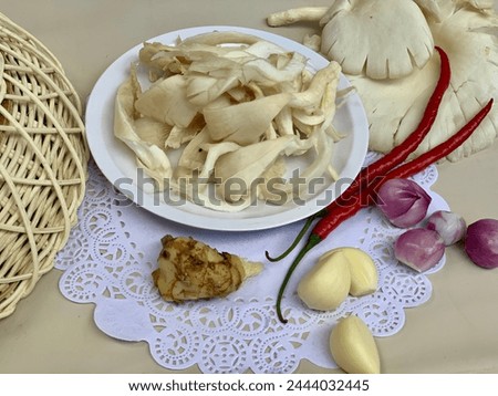 picture of a package of vegetables that can be stir-fried consisting of mushrooms, shallots, garlic, chilies and laos rhizome