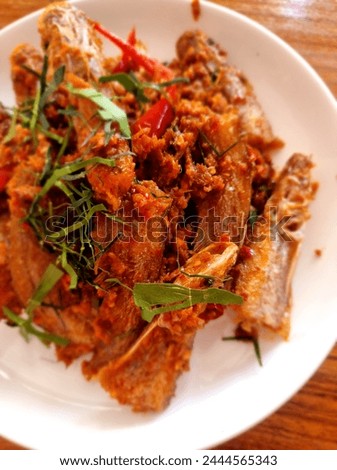 Spicy and tender fish maw, a Thai dish with hot and spicy curry, enjoyed with piping hot jasmine rice. The intense spiciness enhances the authentic Thai flavor.