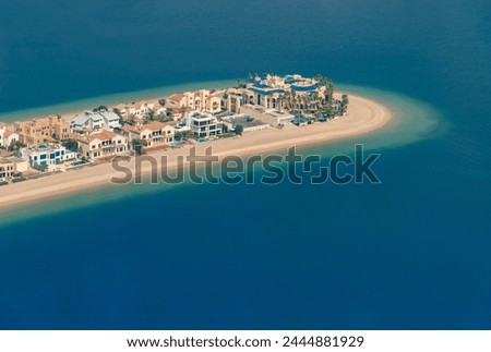 A picture of some residences at the edge of a branch of the Palm Jumeirah.