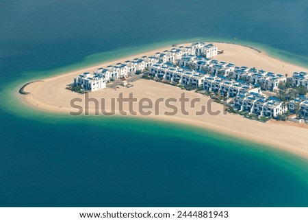 A picture of some residences at the edge of a branch of the Palm Jumeirah.