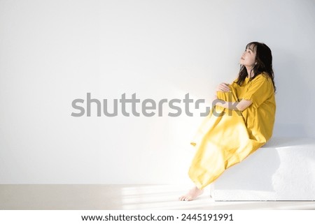 Woman in yellow dress under the sun Beauty and beauty Sun image Sunburn, UV, etc.	