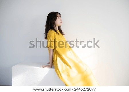 Woman in yellow dress under the sun Beauty and beauty Sun image Sunburn, UV, etc.	