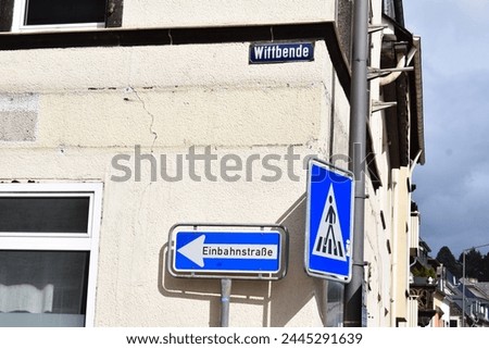 one way, crosswalk and street name sign