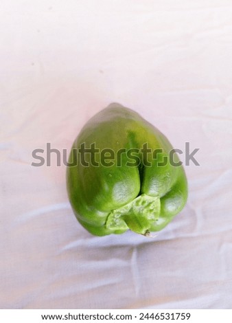 capsicum 🫑 this picture is green capsicum and white background capsicum 