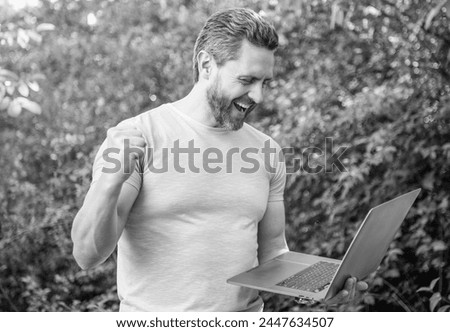 glad freelancer man outdoor. freelancer man work online. photo of freelancer man freelancing.