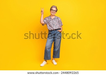 Full body photo of attractive pensioner woman posing show v-sign wear trendy leopard print clothes isolated on yellow color background