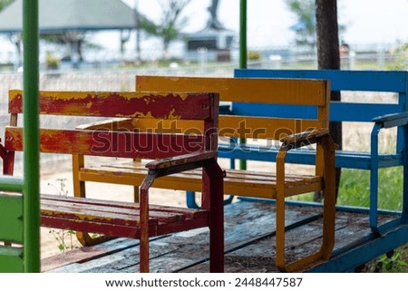 the old and rusty bench that have three color on the old carriage