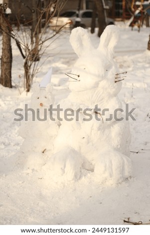 Snowmen and a snowman hare of great growth in winter.