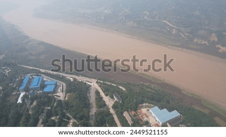 An ultra-high-definition aerial photo captures the breathtaking beauty and expansive curves of the Yellow River as it flows through Sanmenxia.