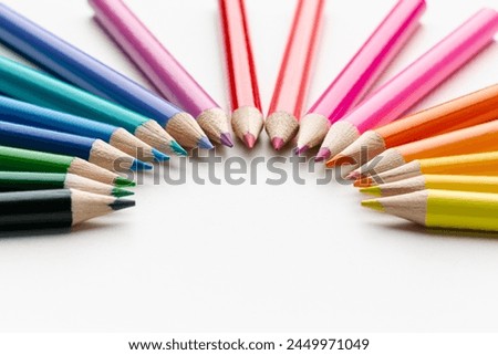 Photo close up of coloured pencils 