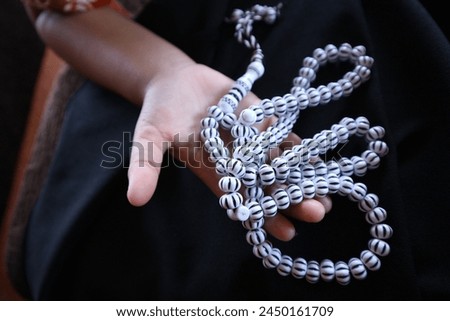 White prayer beads to guide a Muslim in prayer