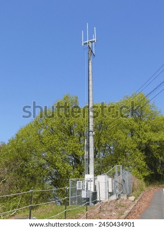Along the mountain road, a radio antenna and accompanying equipment stand tall.
In spring, they contrast beautifully against the backdrop of fresh green leaves
and clear blue sky.