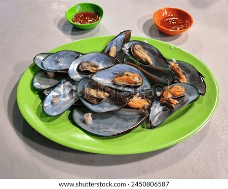 Boiled green mussels served with chili sauce