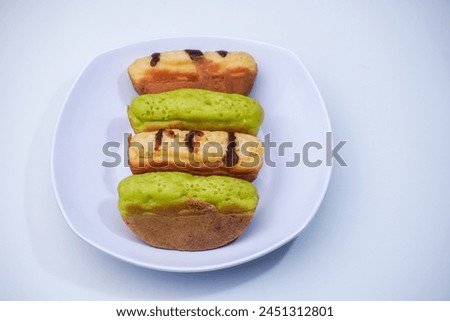 Market snacks made from flour and other ingredients are called pukis cakes