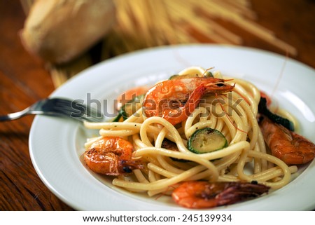 Bucatini with prawns and zucchini