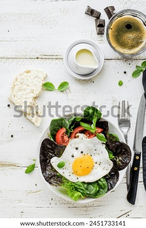 Flat-lay photography of lettuce with fried egg and flatbread.
