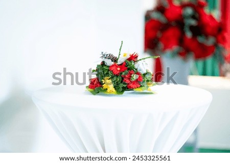 Perfect arrangement of flowers for Christmas on any tables