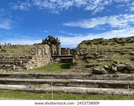 Ruinas de Oaxaca y cielo azul Royalty-Free Stock Photo #2453758009