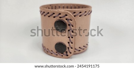 "This exquisite handmade bracelet combines the rusticity of leather with the elegance of beads to create a unique and captivating piece. The soft leather, carefully selected, wraps around the wrist