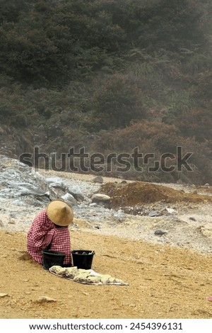Sulfur stone sellers are waiting for buyers