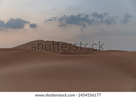 A picture of the desert landscape outside of Abu Dhabi at sunset.