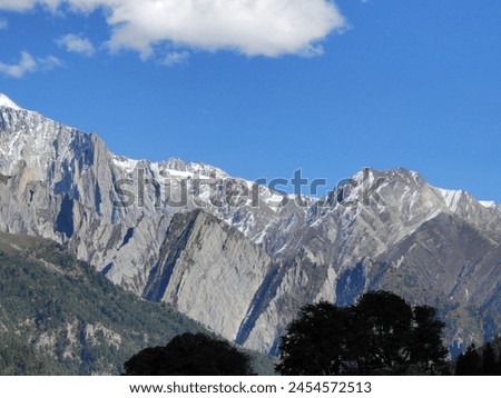 landscape picture of rocky himalayas