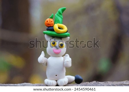 A figurine of a cat in a witch's hat. Ideas for Halloween.