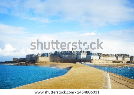 Saint Malo is an old town steeped in history, and was recently voted best beach spot in France. Walking along the town’s cobbled streets may feel like taking a step back in time. High granite walls 