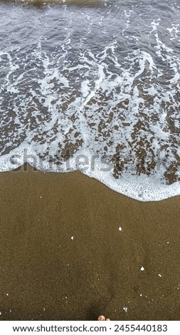 a picture of the waves around the beautiful sea coast

