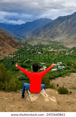 A man is on a journey, he is enjoying passing through the mountains, mountain travel, going on a trip, beautiful travel, wandering, beautiful view, mountain, field, green, scenic view, nature, 